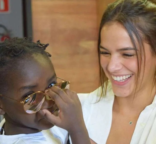 Bruna Marquezine encontra crianças refugiadas em evento na capital paulista