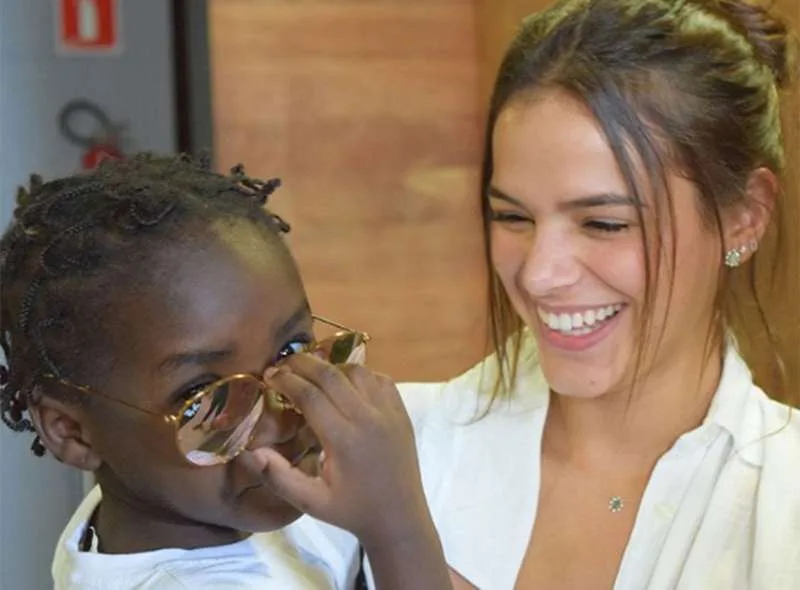 Bruna Marquezine encontra crianças refugiadas em evento na capital paulista