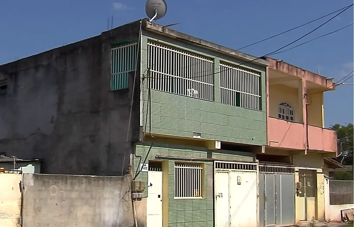 Criança tem perna quebrada por chineladas após briga entre casal em Vila Velha