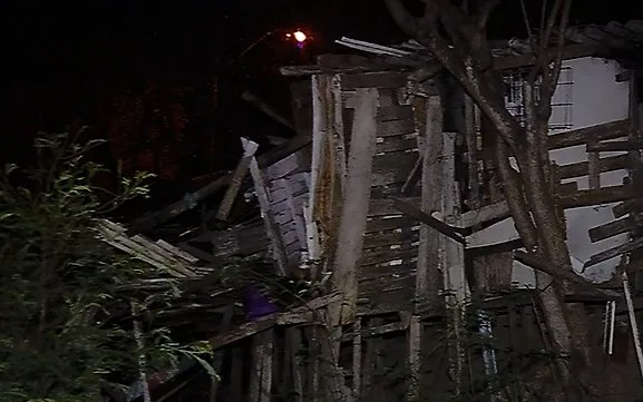 Casa desaba e assusta moradores da Serra