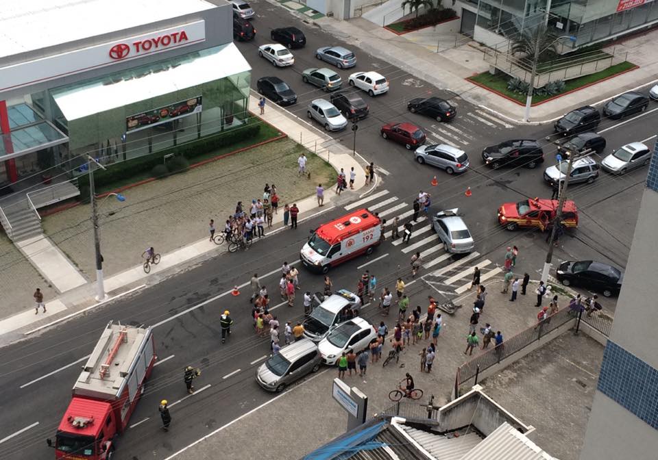 Quatro pessoas ficam feridas em acidente na Rodovia do Sol em Vila Velha