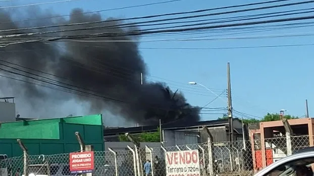 Avião monomotor cai sobre empresa em Guarapari; polícia confirma uma morte