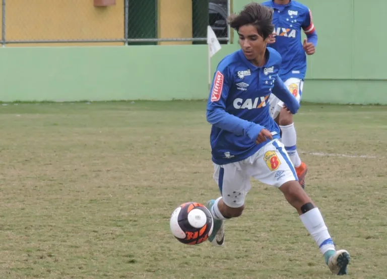 Cruzeiro promove Riquelmo ao time profissional e amplia aposta na base