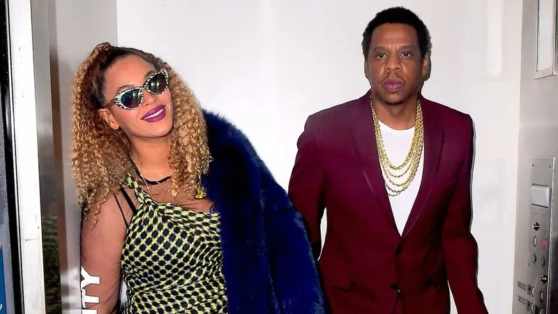 Jay Z explica por que ele e Beyoncé não se levantaram durante o hino nacional no Super Bowl