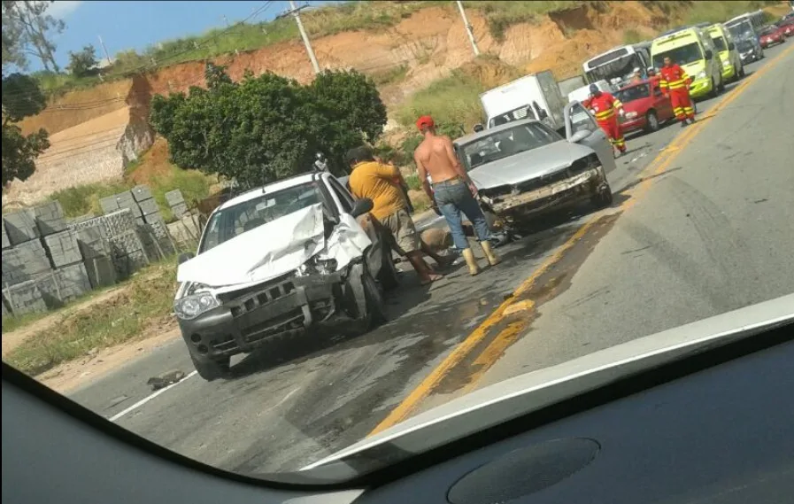 Engavetamento interdita parte da BR-101, na Serra