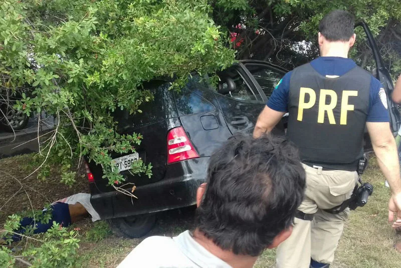 Carro capota e homem morre na hora após ser jogado para fora do veículo na Serra