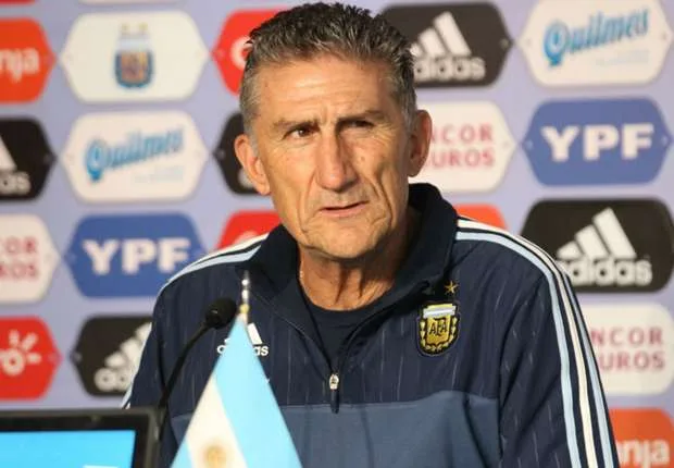 Bauza chama atacante Alario e mais dois que atuam na Argentina para a seleção