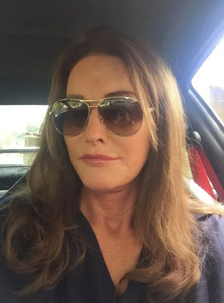 Caitlyn Jenner publica sua primeira selfie e diz: 'Rainha das Redes Sociais'