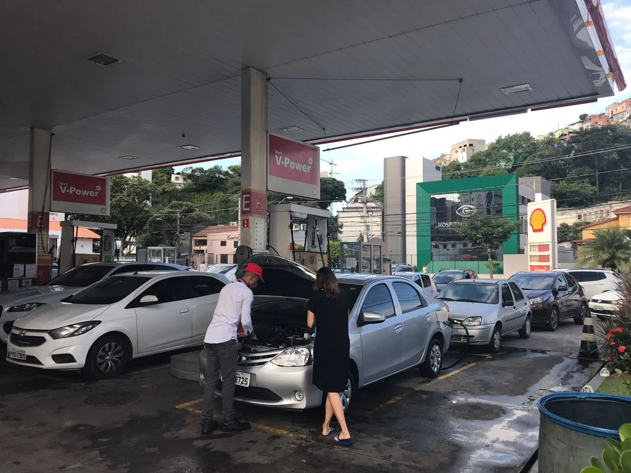 Motoristas enfrentam filas em postos de combustível na Grande Vitória