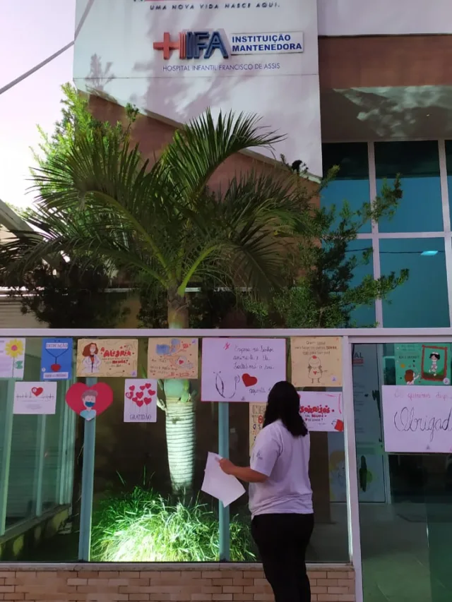 Profissionais da saúde do Hifa Guarapari recebem homenagem do grupo "Cheios da Graça"