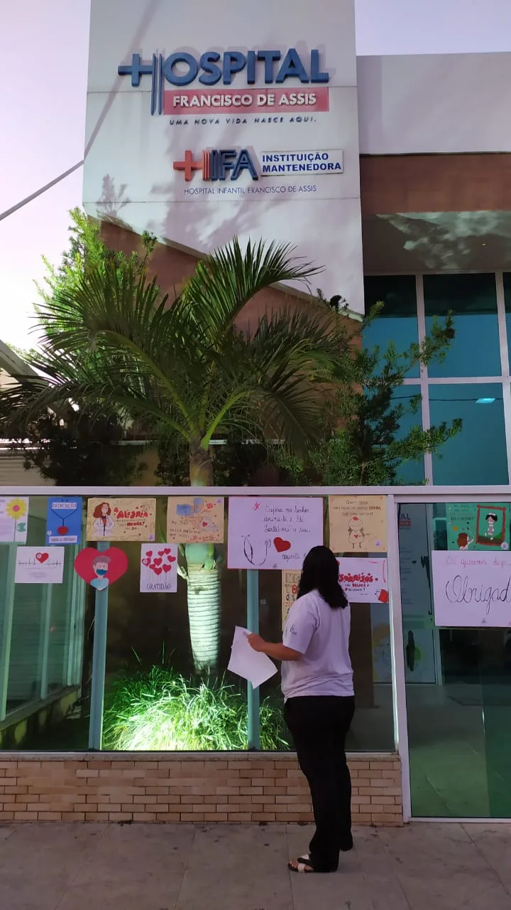 Profissionais da saúde do Hifa Guarapari recebem homenagem do grupo "Cheios da Graça"