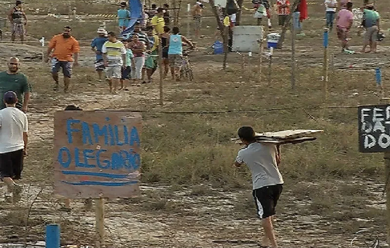 Cerca de 700 famílias seguem ocupando terreno às margens de rodovia em Vila Velha