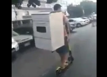 VÍDEO | Homem é flagrado transportando fogão em patinete elétrico