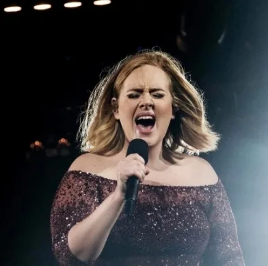 Adele escreve depoimento em homenagem à Rihanna