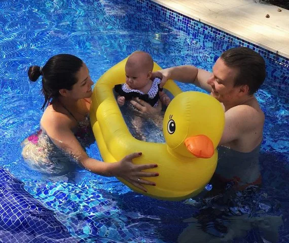 Thais Fersoza e Michel Teló mostram Melinda no primeiro banho de piscina