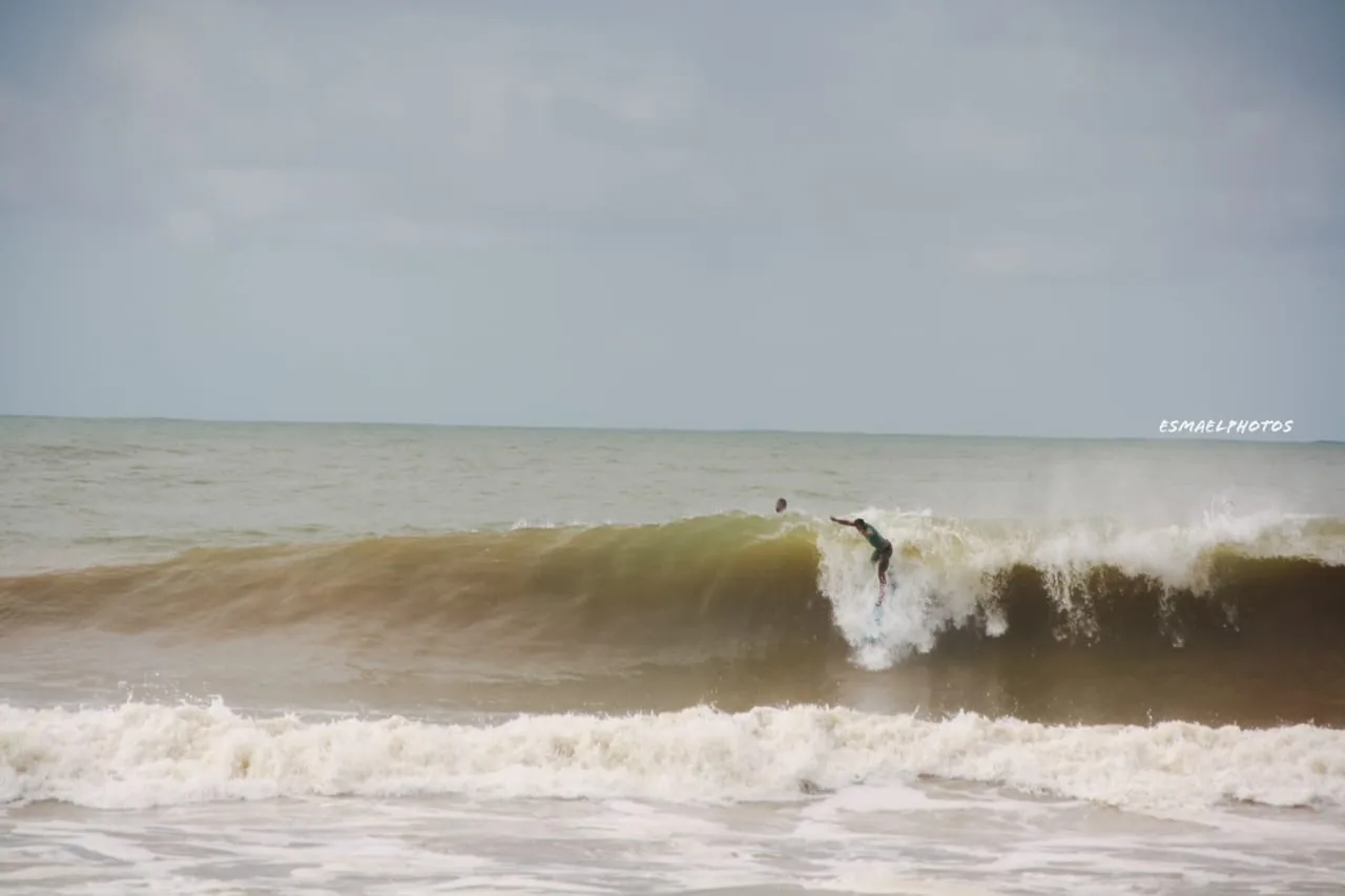 Surfistas amadores iniciam disputas da Tríplice Coroa Quebra Onda de Surf 2019