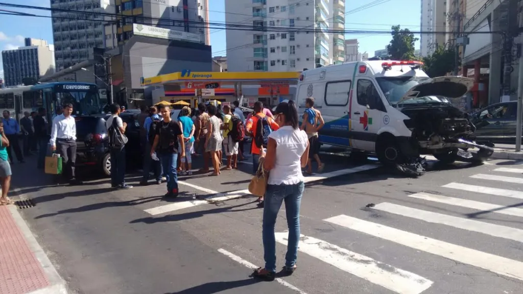 Grávida  fica ferida após acidente entre ambulância e carro de passeio em Vitória