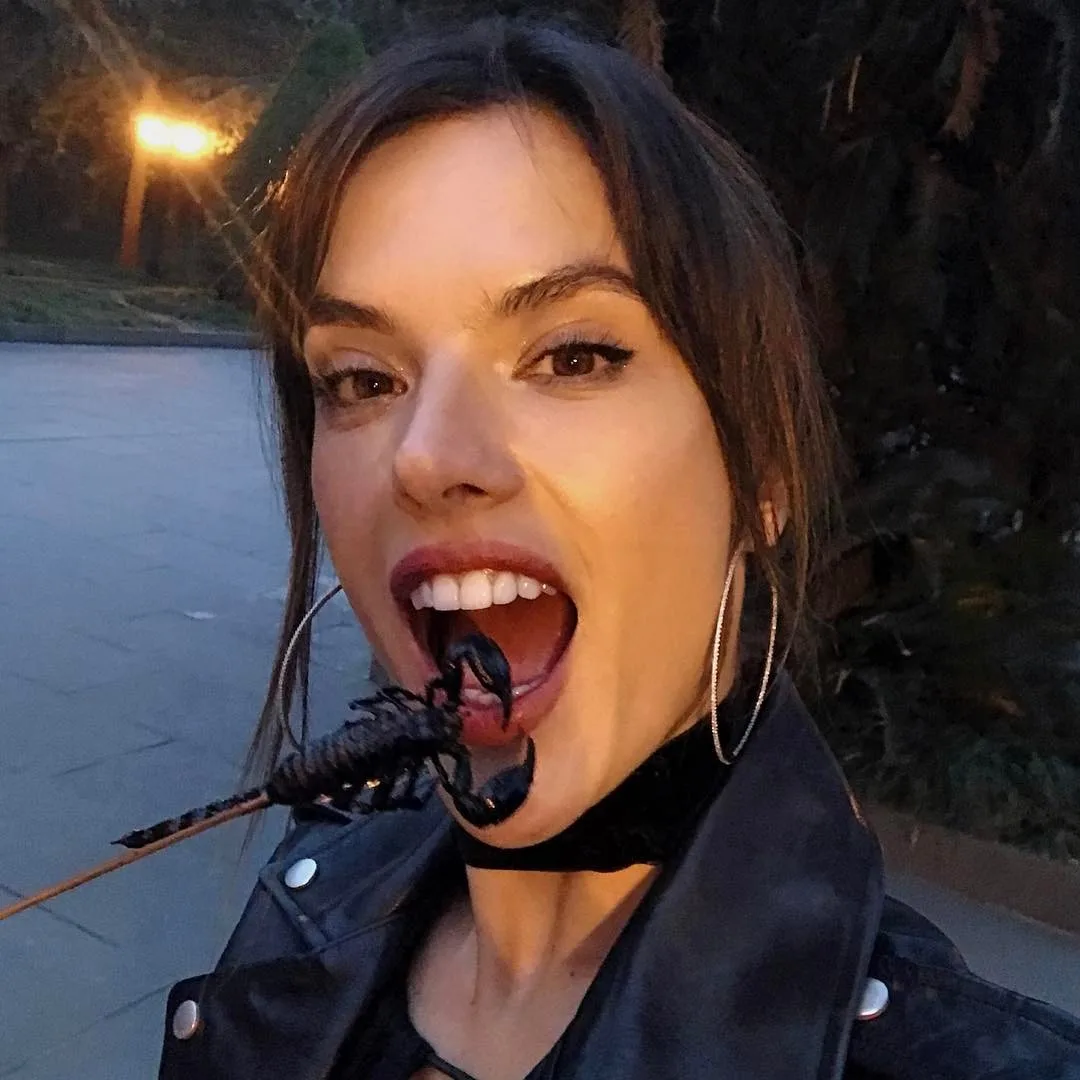 Alessandra Ambrosio tira onda ao comer escorpião na China