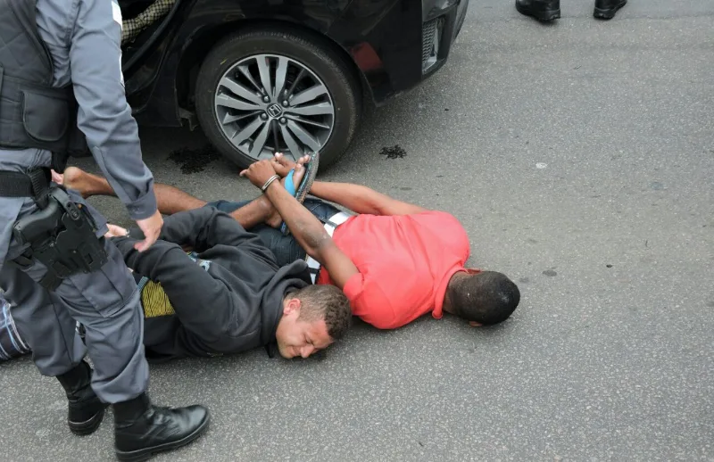 Dupla suspeita de roubar carro é detida após perseguição em Vitória