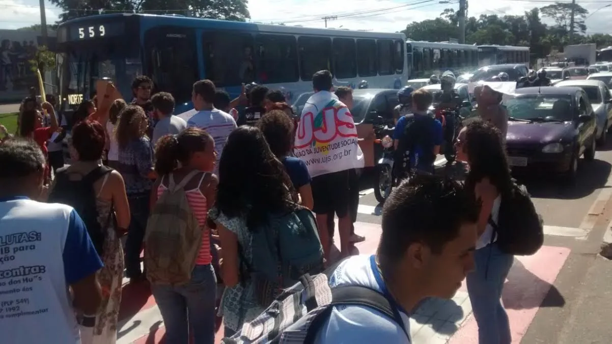 Estudantes da Ufes fecham Avenida Fernando Ferrari contra a redução da maioridade penal