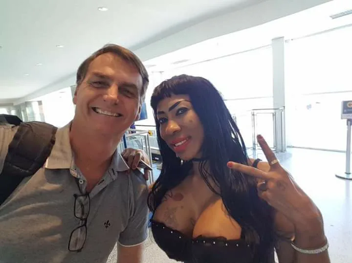 Inês Brasil aparece em foto ao lado de Jair Bolsonaro e gera polêmica