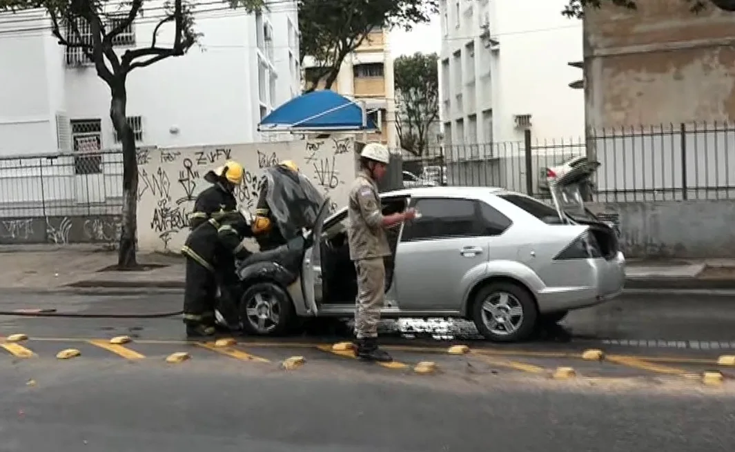 Carro pega fogo e interdita avenida em Jardim da Penha, Vitória