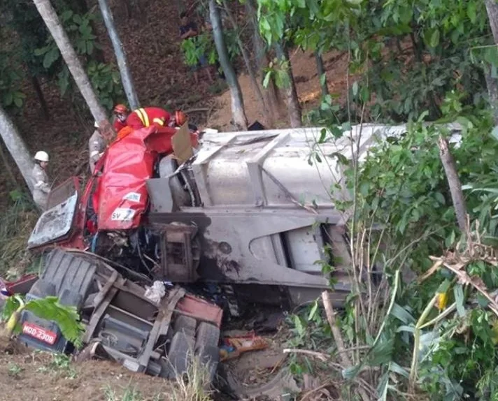 Motorista de carreta morre após grave acidente na BR-101, em Fundão