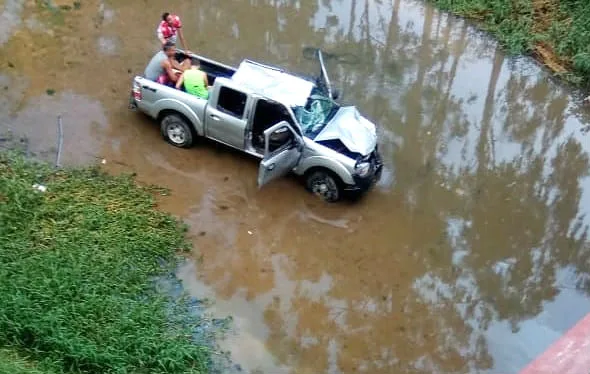 VÍDEO | Motorista de caminhonete fica ferido após capotar e cair de ponte em Colatina