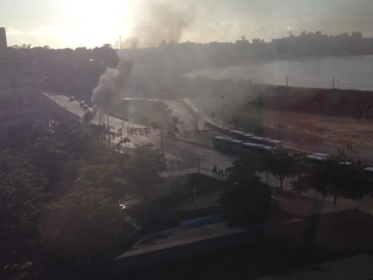 Protesto de moradores fecha avenida Dante Micheline, em Jardim Camburi