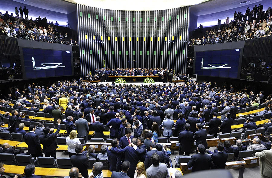 Crise afasta parlamentares das eleições para prefeito em todo o Brasil