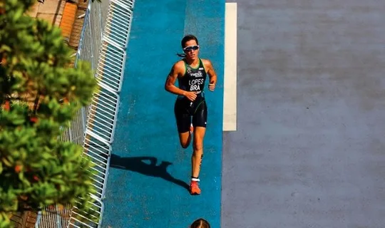 Brasileira é 4ª em evento-teste do triatlo com fim bizarro e afetado pelo calor