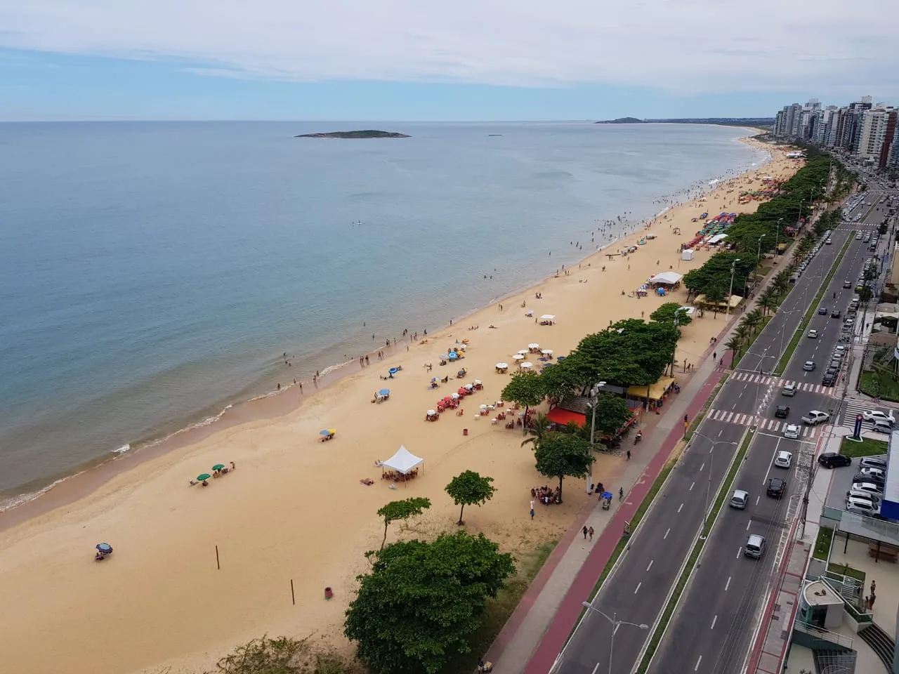 Suspeito é preso após invadir quiosque, roubar uísque e cabos na Praia de Itaparica