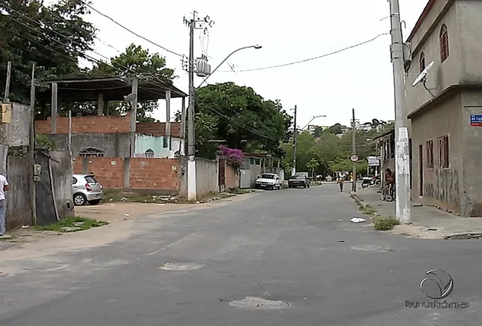 Adolescente é baleado na frente de escola durante tentativa de homicídio em Vitória