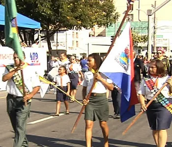 Centenas de pessoas assistem a desfiles em festa de aniversário de Vila Velha