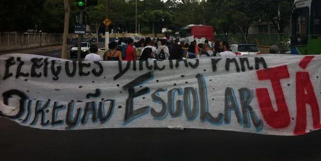 Trânsito é interditado no Centro de Vitória por causa de manifestação de professores e alunos