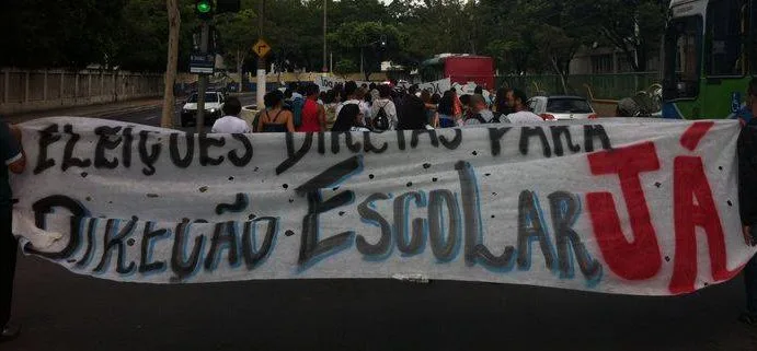 Trânsito é interditado no Centro de Vitória por causa de manifestação de professores e alunos