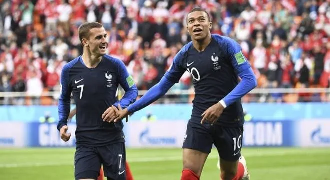 Seleção francesa chega nesta manhã a Paris e será homenageada