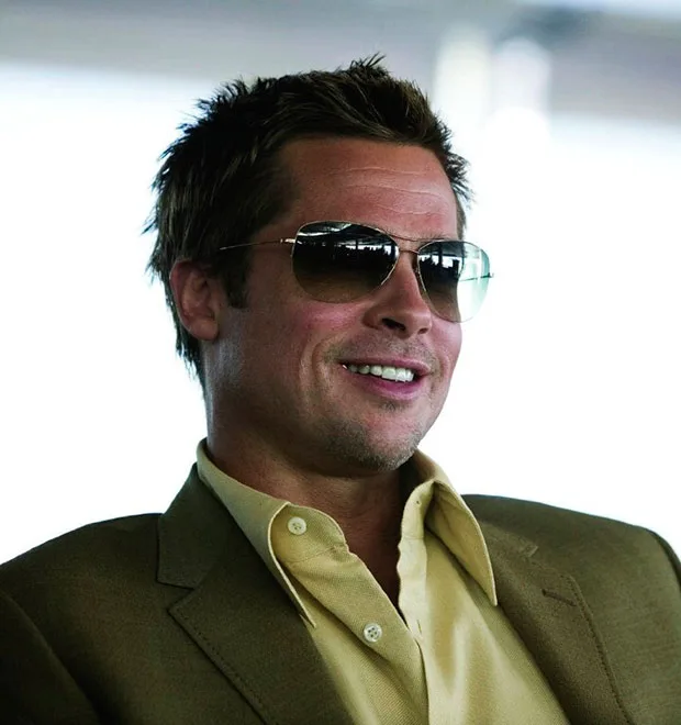 Brad Pitt vai a evento com o rosto machucado