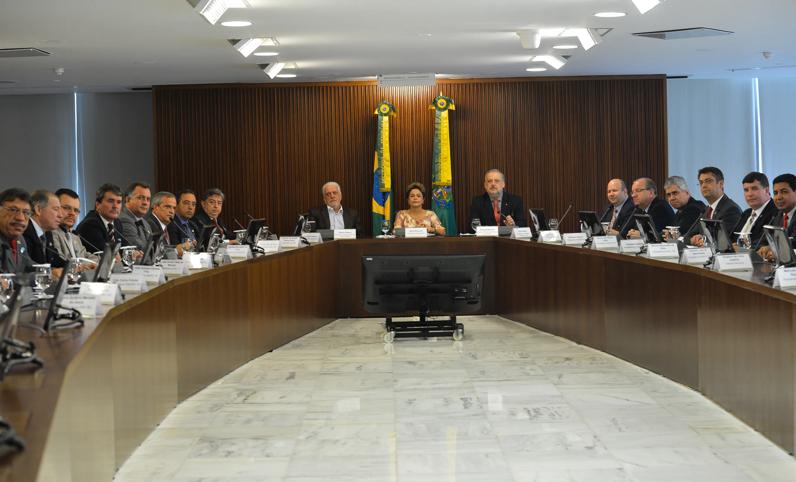 Brasília – A presidenta Dilma Rousseff se reúne com dirigentes da Confederação Nacional de Municípios (CNM) no Palácio do Planalto (Elza Fiúza/Agência Brasil)