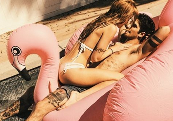 Bella Thorne exibe intimidade com o namorado na piscina