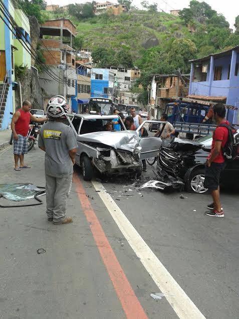 Grave acidente deixa motorista ferido na "Curva da Morte", em São Pedro