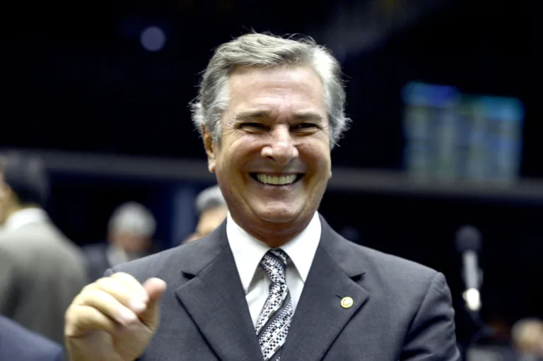 Brasília – O senador Fernando Collor de Mello participa da sessão do Senado destinada a analisar e votar projetos orçamentários. Entre os projetos o PLN 5/15, que ajusta a meta fiscal (Valter Campanato/Agência Brasil)