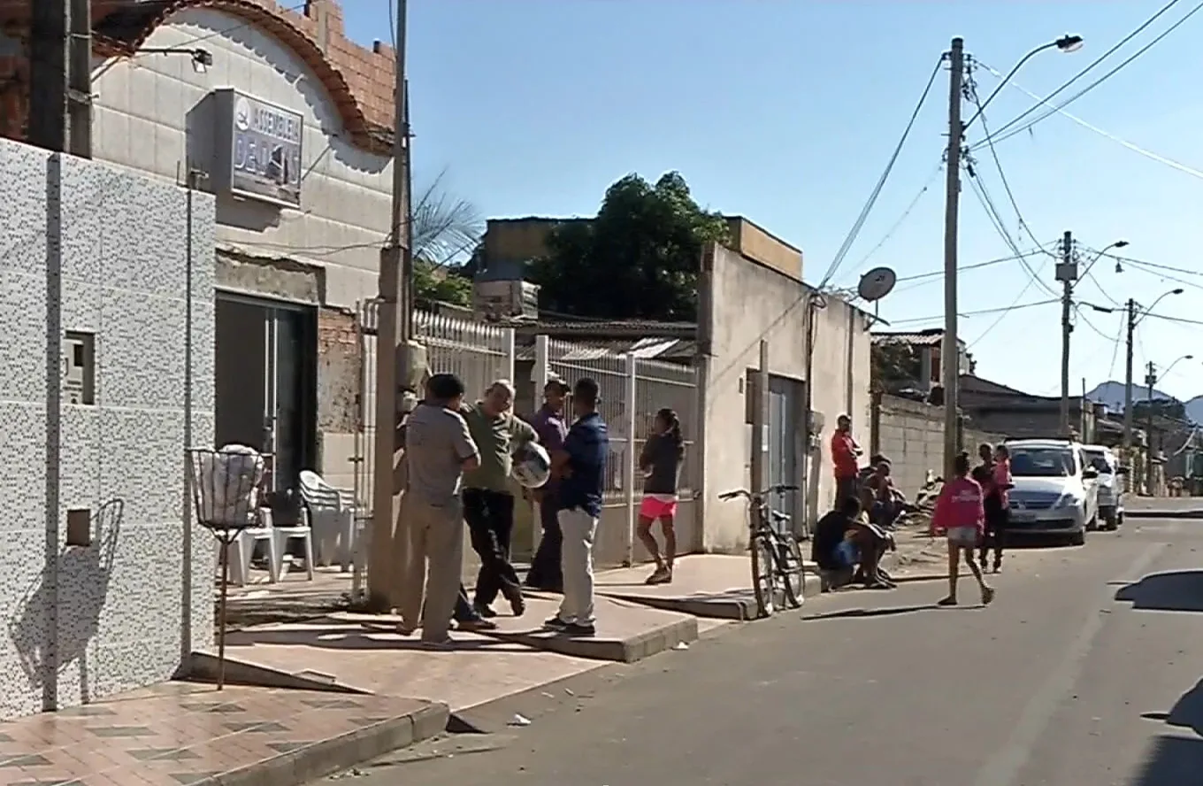 Corpos de amigos sequestrados e assassinados são enterrados em Cariacica