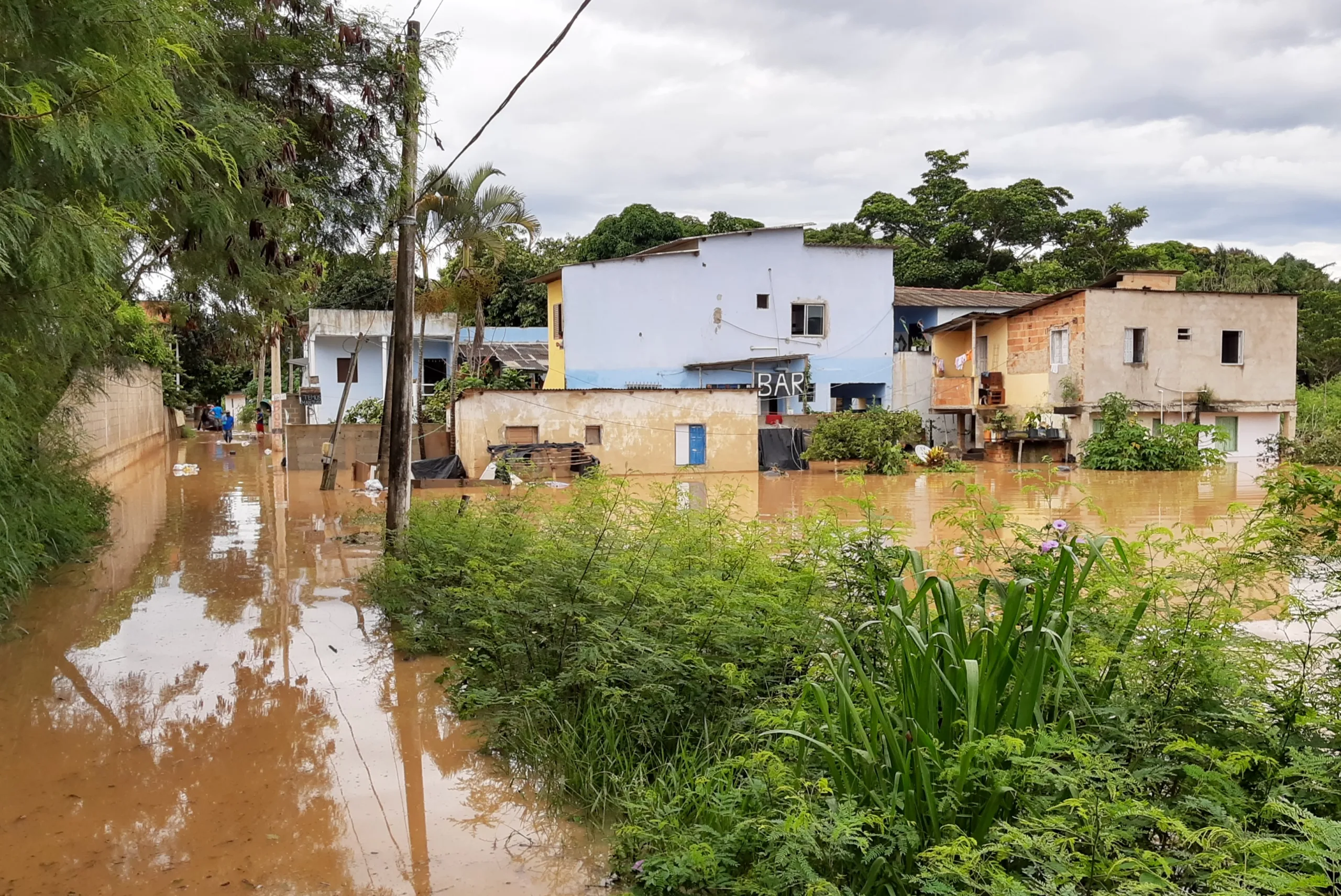 Casas são inundadas pela água depois que o Rio Doce passou dos 5 metros, em Linhares