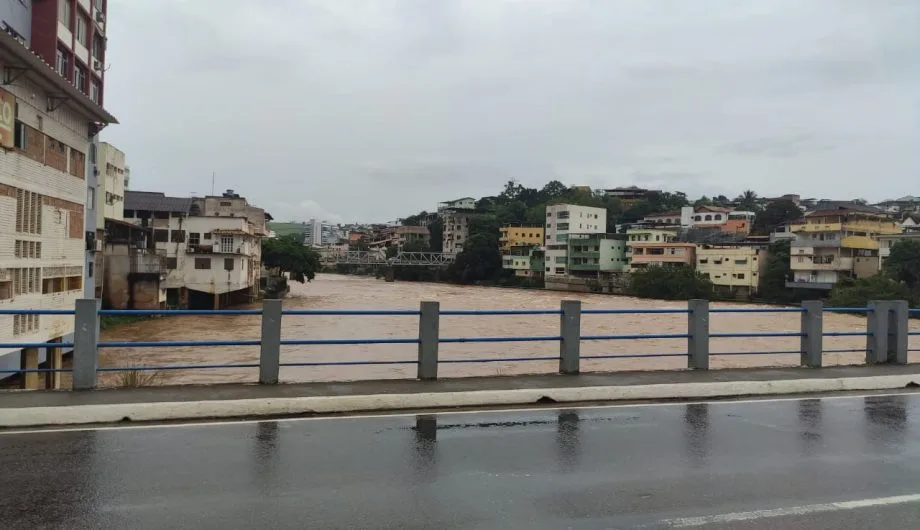 Rio Itapemirim sobe dois metros e Defesa Civil de Cachoeiro faz alerta