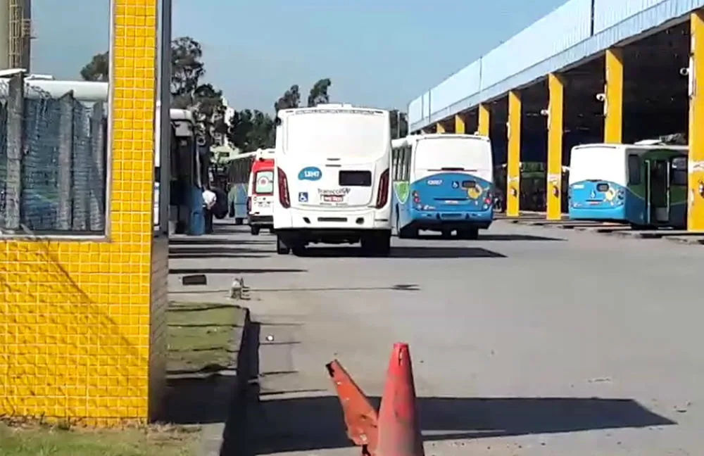 Cobrador é atropelado por ônibus dentro do terminal de Itaparica