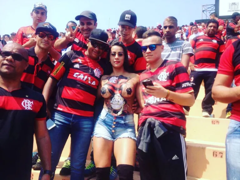 Torcedora que foi ao jogo do Flamengo seminua quer conhecer o Espírito Santo