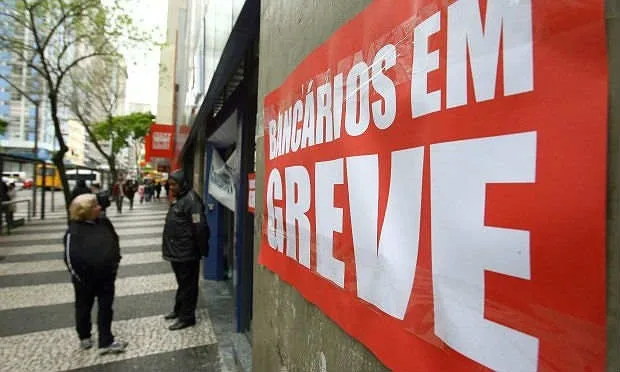 Bancários rejeitam nova proposta e greve continua por tempo indeterminado no Estado