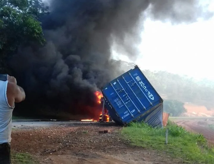 Carreta pega fogo após tombar em curva da BR-101 em Itapemirim