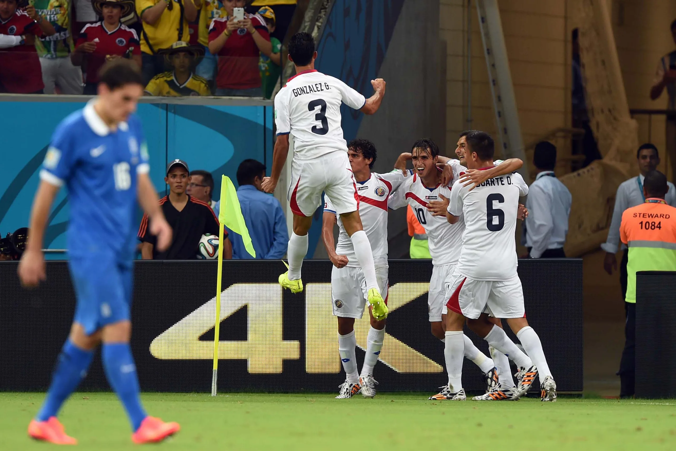 PE – COPA/COSTA RICA X GRÉCIA – ESPORTES – O jogador Bryan Ruiz da Costa Rica comemora gol durante a partida entre Costa Rica x Grécia, válida pela Copa do Mundo 2014, no estádio Arena Pernambuco em Recife, PE, neste domingo (29). 29/06/2014 – Foto: MARLON COSTA/FUTURA PRESS/FUTURA PRESS/ESTADÃO CONTEÚDO